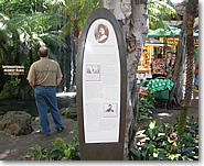 サーフボードの形の記念碑